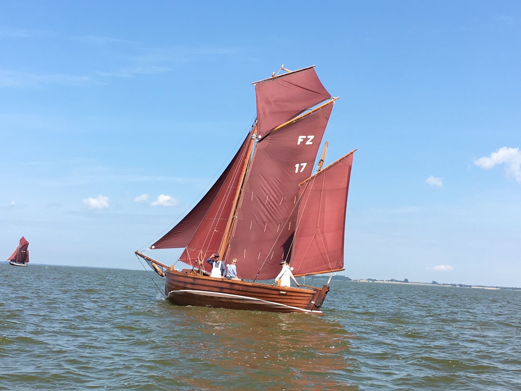 Zeesboot FZ 17 mit rotbraunen Segeln auf dem Saaler Bodden