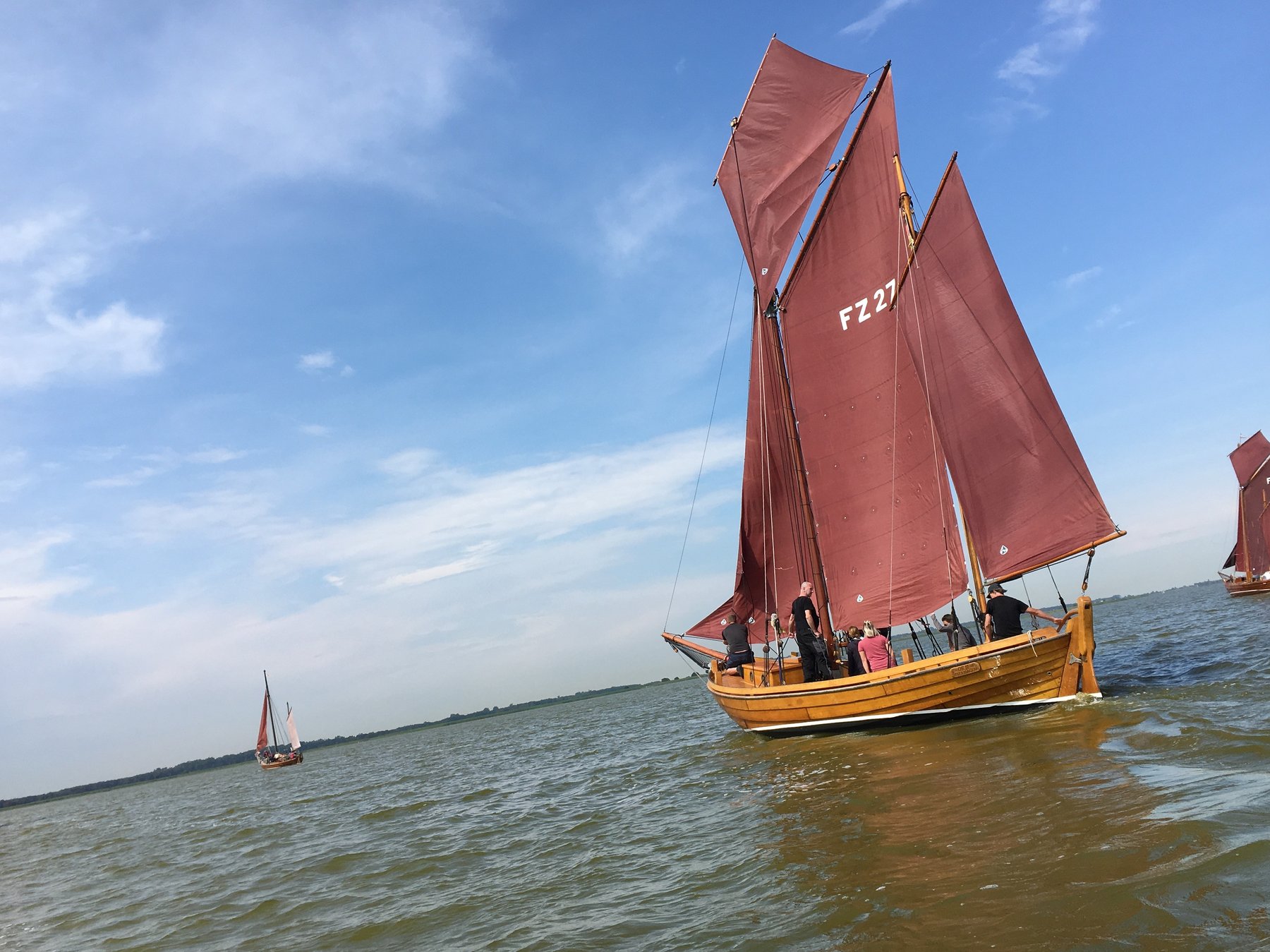 Zeesboot FZ 27 mit vollen rotbraunen Segeln auf dem Saaler Bodden